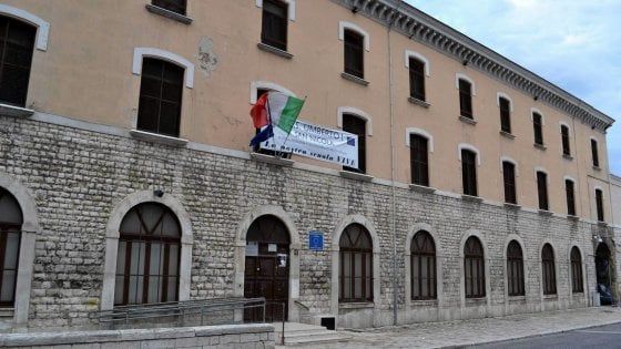 Bari, un'app degli studenti per salvare la scuola San Nicola: "Tour virtuale contro il crollo di iscrizioni"