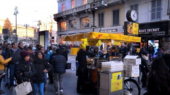 Street food, a Milano la guerra del fritto contro i venditori di ciambelle: "Fumo e odori nei negozi"