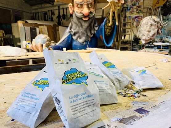 Coriandoli in carta riciclata, al Carnevale di Putignano 10 mila sacchetti realizzati dai bambini con un artigiano 