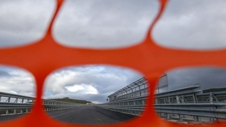 Ripartire dalle grandi opere, ma nel piano del governo c’è il pericolo scorciatoie