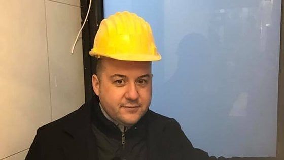 Alessandro Pipero e il suo nuovo regno, tra soppalchi, enorme cucina e saletta con poltrone Frau