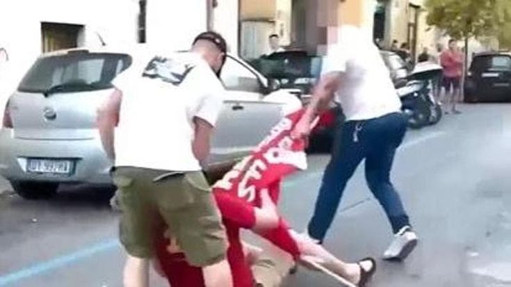 Adesivi, calci e martelli: come si svolgono le aggressioni fasciste a Roma