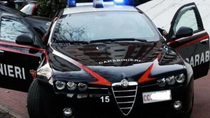 Taglia la strada alla moto e fugge: denunciato dopo due settimane