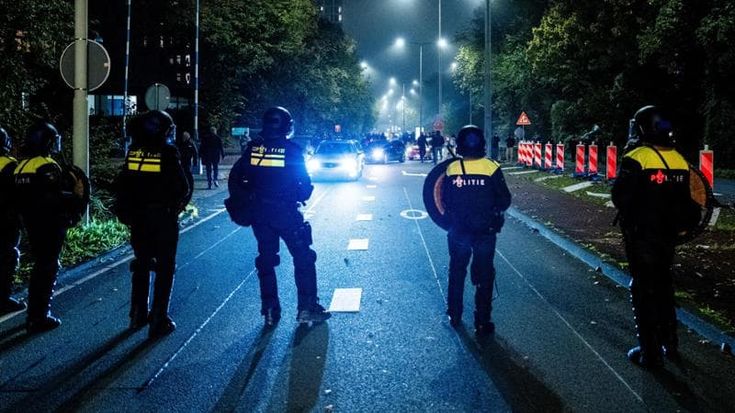 Chi sono gli aggressori di Amsterdam: giovani, figli di immigrati e pro-Palestina. “Gli scontri sono stati pianificati”
