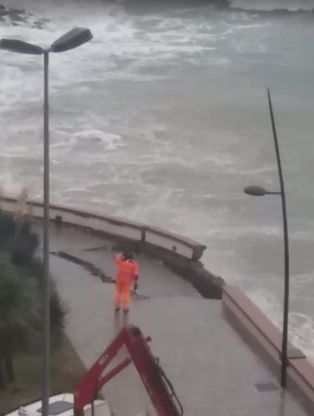 Vado, crolla un pezzo della passeggiata
