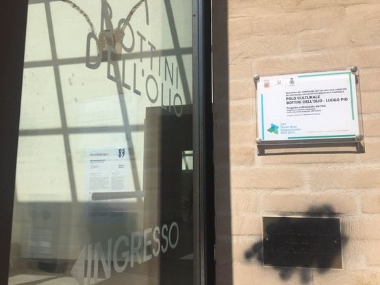 Livorno, "Vietato l'ingresso a ebrei e omosessuali": l'opera dell'artista, imbrattata e contestata da uno studente