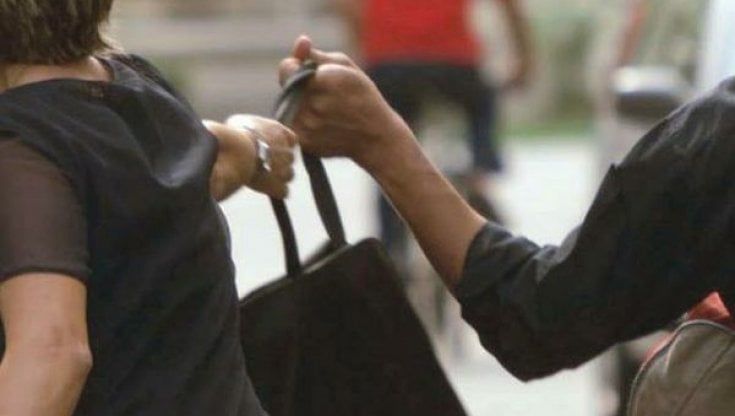Scippa 70enne e la scaraventa a terra, tre passanti bloccano minorenne: "Sono incinta"