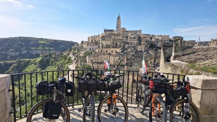 In sella da Brindisi a Roma: il tour in bicicletta a sostegno della prevenzione oncologica