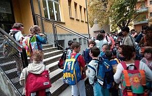 Scuola, due bidelle precarie<br />assunte a Modena a 66 anni