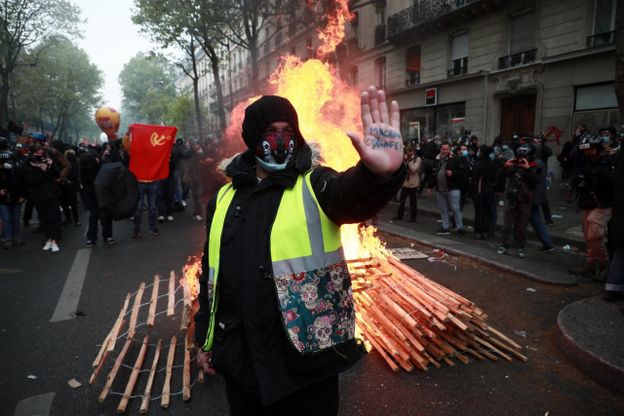 Dai gilet gialli di Parigi alle finte bare di Giacarta: il mondo in piazza con la mascherina