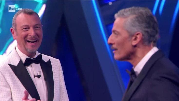 Fiorello viola l'accordo con Amadeus e sale sul palco, ma dice che è "colpa dell'intelligenza artificiale"