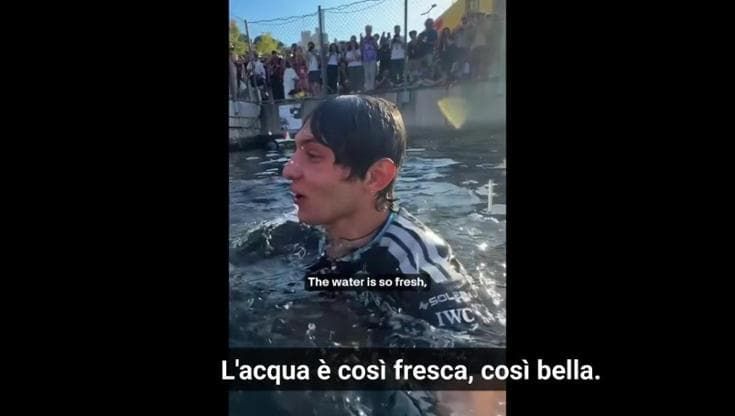 F1, Antonelli festeggia la vittoria con un tuffo al porto: "Occhio al trofeo, che non cada in acqua"