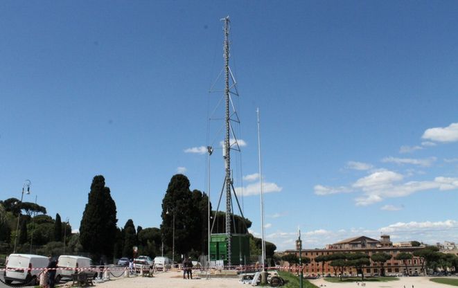 Canonizzazione due papi, spunta antenna da 30 metri al Circo Massimo