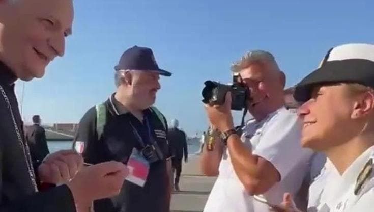 Zuppi alla guardia costiera: "Ricordo il vostro gesto con il bimbo senza calze, quella è umanità"