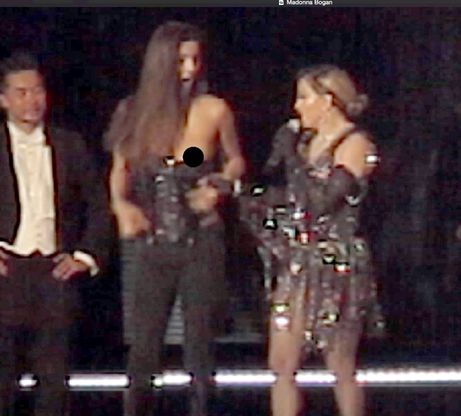 Australia, Madonna travolta dalle critiche: strappa corpetto alla fan minorenne