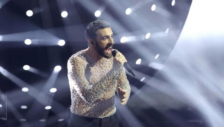 Marco Mengoni torna a cantare "Due vite" a Sanremo e commuove tutti anche quest'anno