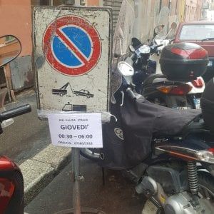 Bologna, pulizia strade senza rimozione auto e multe