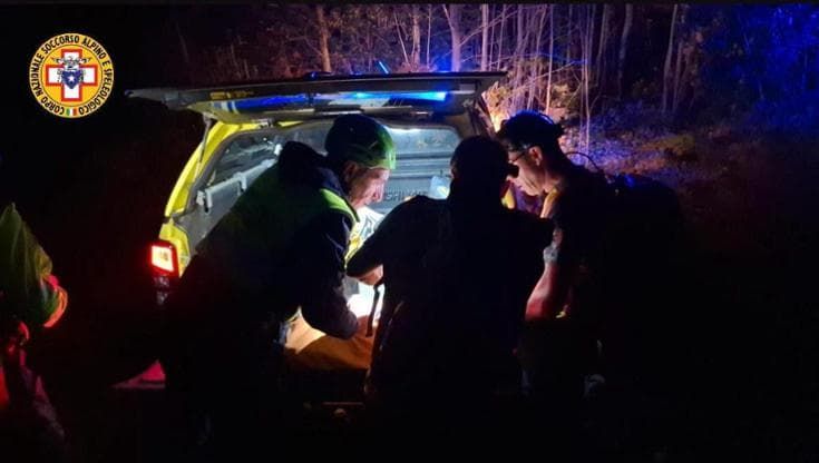 Etna, vigile del fuoco soccorre un escursionista ma precipita in un dirupo: salvati entrambi