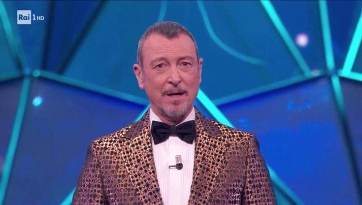 Amadeus apre la terza serata dopo le polemiche: "Si è parlato troppo di Travolta e poco di Allevi"