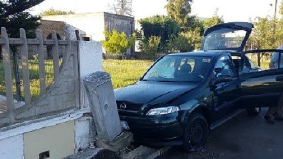 Brindisi, si schianta con l'auto contro bus di studenti: muore 50enne, illesi i ragazzi