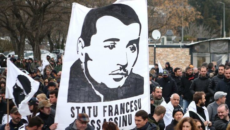 Corsica, morto Yvan Colonna. La rabbia degli indipendentisti. Che cosa può accadere nell'isola