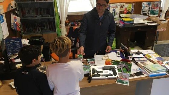 Bari, trottole in cambio delle armi giocattolo: l'iniziativa del parroco nel quartiere a rischio