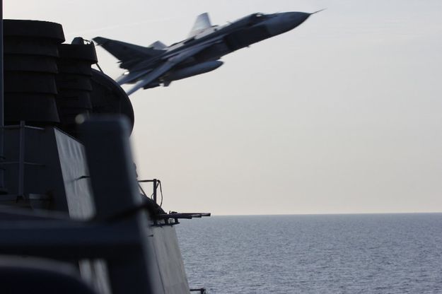 Tensione nel mar Baltico, i jet russi 'sfiorano' la nave da guerra Usa