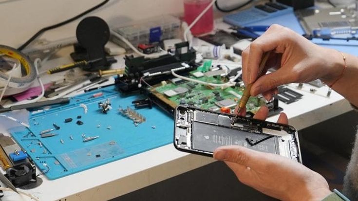 Vita più lunga per lavatrici e smartphone: la Ue vara il diritto alla riparazione