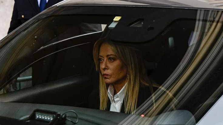 Iran, i tentennamenti di Meloni spiazzata da Eliseo e Casa Bianca. Evita l’aula, poi fissa una data