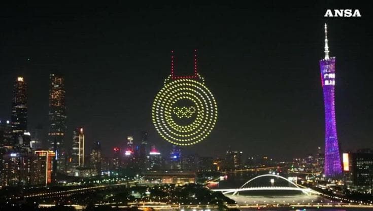 Pechino 2022, spettacolo nel cielo di Guangzhou: 520 droni luminosi per acclamare gli atleti