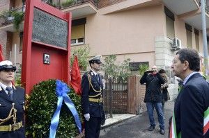 Verbano ucciso 34 anni fa. Marino che intona 'Bella Ciao'. In centinaia al corteo