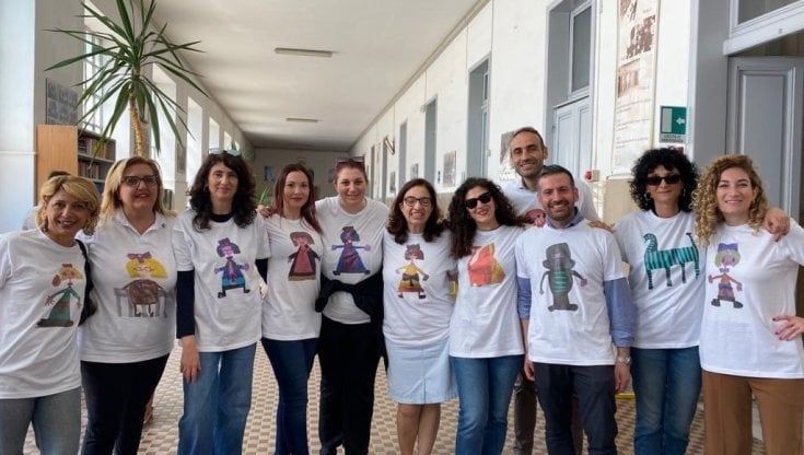 Prof e studenti indossano i ritratti che la compagna con disabilità ha disegnato per ognuno di loro: "Ha trasformato le sue fragilità in arte"