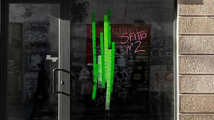 L’artista che colora (e conta) i negozi sfitti: “Nel centro di Milano 2.105 vetrine vuote. Poche rispetto a città più piccole”