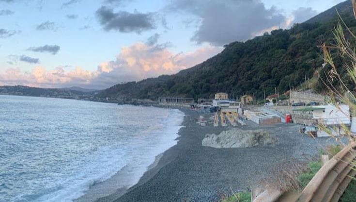 Vesima, decine di ombrelloni finiti in mare. Per la Capitaneria è “abbandono di rifiuti”