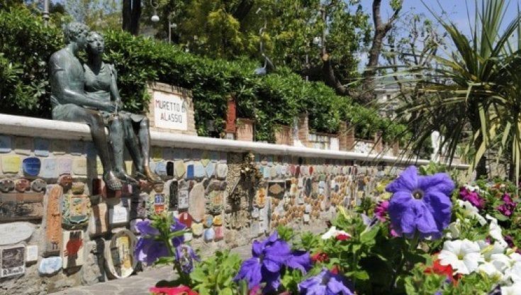 Alassio, nel borgo del Muretto di Hemingway la tavola è cultura 