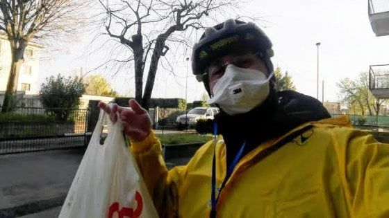 "Consegno la spesa a chi non può uscire. Lo faccio pensando ai miei genitori anziani"