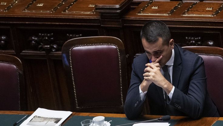 Luigi Di Maio cerca il rilancio. Ma si apre la guerra per la succesione