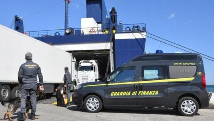 Bari, fermato nel porto furgone con tre missili da guerra: arrestato francese sbarcato da Patrasso