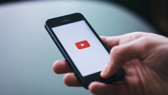 Stretta sui deepfake, YouTube vieta i video elettorali manipolati