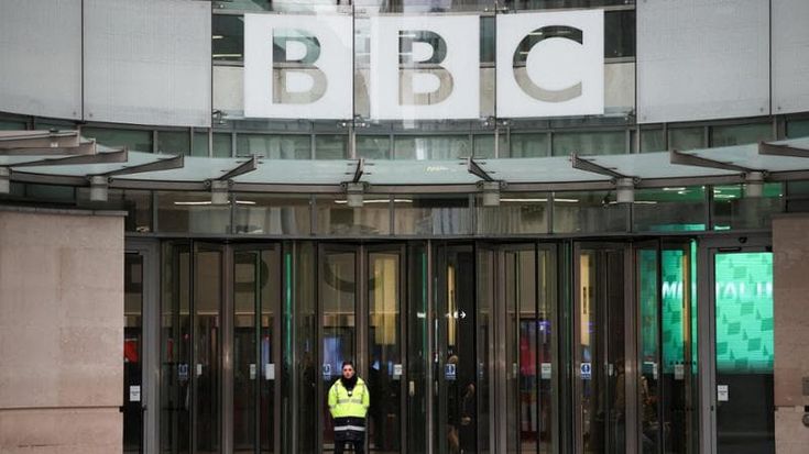 Bbc, la tv “andrà allo scontro con Trump”. Gli ascoltatori: “Se vi piegate, con noi avete chiuso”