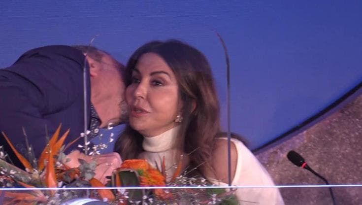 Show di Sabrina Ferilli in sala stampa: tra battute e risate il bacio ad Amadeus