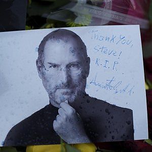 Quattro anni fa moriva Jobs. E Cook lo ricorda in una mail ai dipendenti