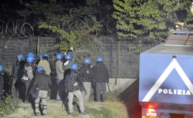 No Tav, 10 denunciati<br />per scritte nell'ex tunnel