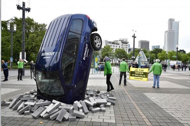 Greenpeace, la protesta al salone di Francoforte
