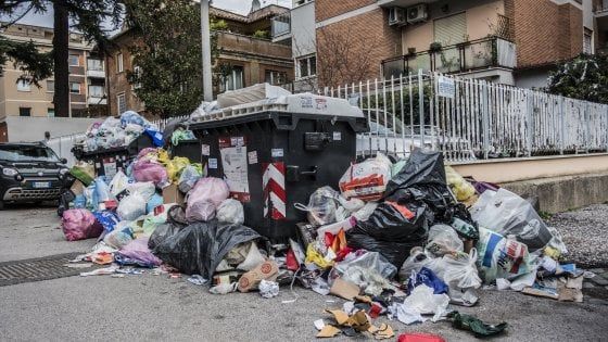 Rifiuti, sindaco Pd del Bolognese: "Ordinanza per bloccare i camion in arrivo dal Lazio"