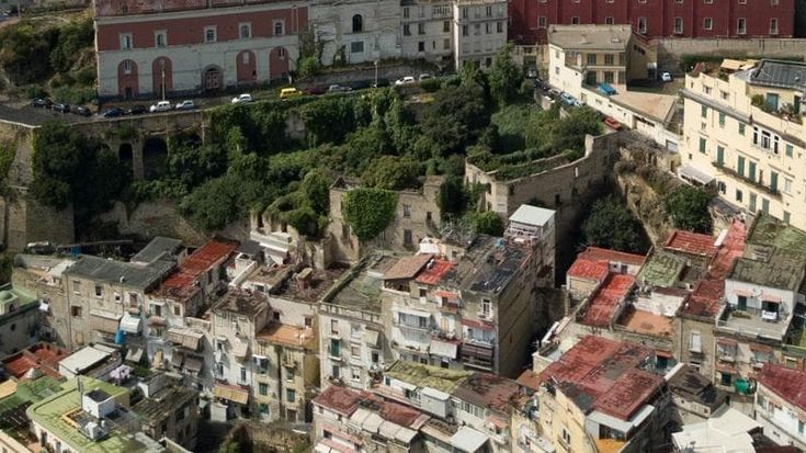 Napoli, la protesta a Santa Lucia: “Dai ruderi di monte Echia pietre sulle nostre case”