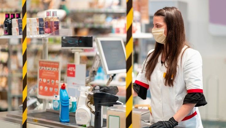 Covid, la rivolta di cassieri e commessi: “Noi esclusi dai vaccini”