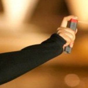 Latina, prova lo spray antiaggressione nel supermarket: trenta intossicati