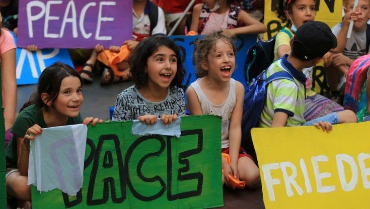 Genova, flash-mob di bambini e ragazzi contro la guerra