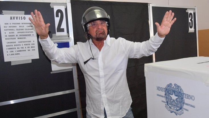 Elezioni Genova, i consiglieri M5s e l'assenza di Beppe Grillo al seggio: "Anche il non voto dovrebbe essere segreto"